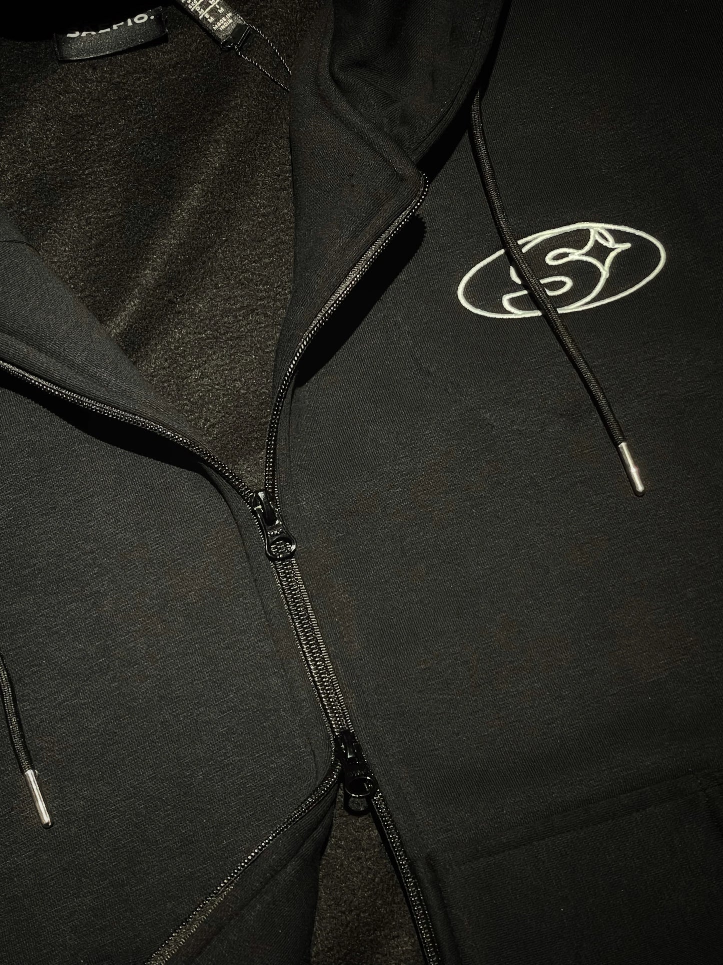 EMBLEM ZIPPER BLACK - SAEPIO
