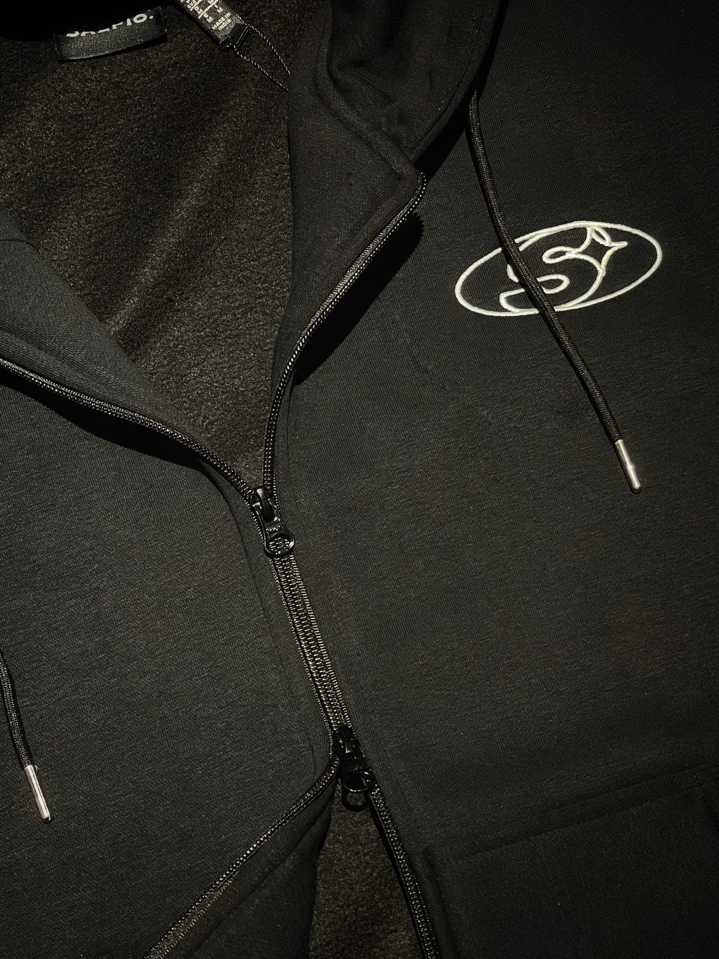EMBLEM ZIPPER BLACK - SAEPIO